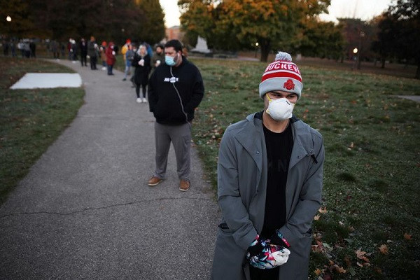 Rất đông cử tri Mỹ đã xếp hàng từ tờ mờ sáng để chờ đến lượt bỏ phiếu.