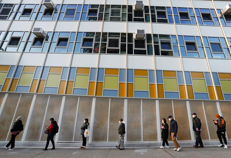 Cử tri xếp hàng bỏ phiếu tại một địa điểm ở Manhattan, thành phố New York, trong ngày bầu cử tổng thống Mỹ 3/11.