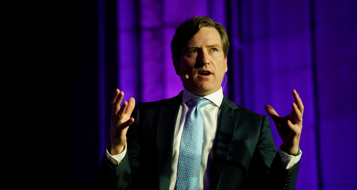 Chan dung Giam doc Co quan An ninh mang bi ong Trump sa thai-Hinh-6