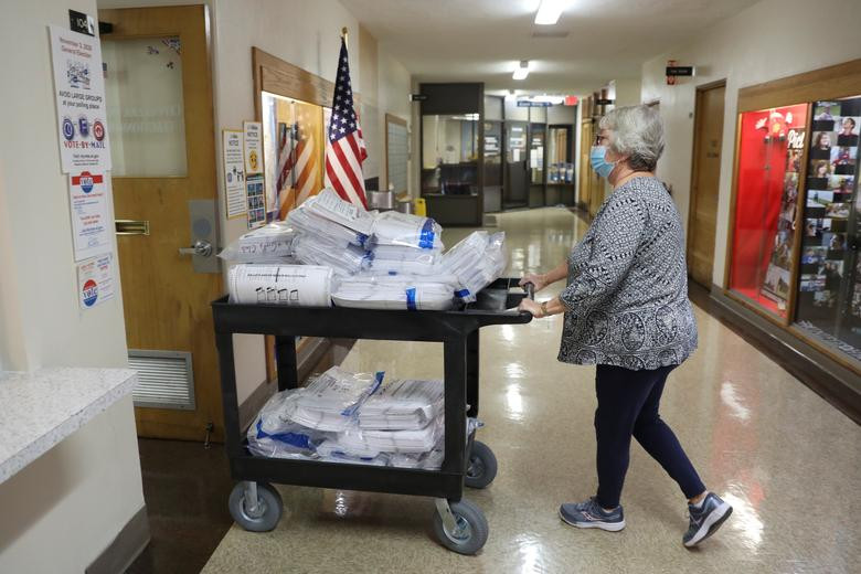 Ứng viên Biden hiện vẫn duy trì vị trí dẫn đầu ở Arizona. Tuy vậy, ông Trump đã thu hẹp khoảng cách với ông Biden tại bang này. Ảnh: Nhân viên chuyển những lá phiếu bầu trực tiếp vào phòng kiểm phiếu tại Kenosha, bang Wisconsin, hôm 4/11.