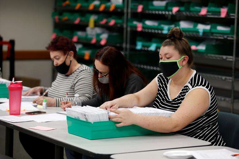 Những lá phiếu gửi qua thư được kiểm đếm tại hạt Lehigh, bang Pennsylvania, Mỹ.