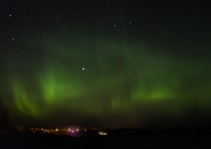 Ban đêm ở Äkäslompolo/Ylläs, có thể nhìn thấy hiện tượng cực quang.