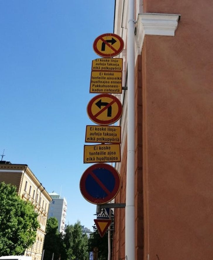 Biển báo giao thông chắc hẳn sẽ khiến bạn cảm thấy bối rối. 