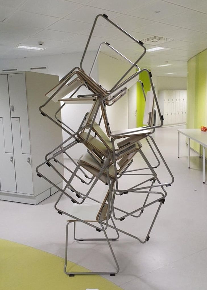 "Nghệ thuật" xếp ghế. Bức ảnh này được chụp tại hành lang của một trường học ở đất nước Phần Lan.