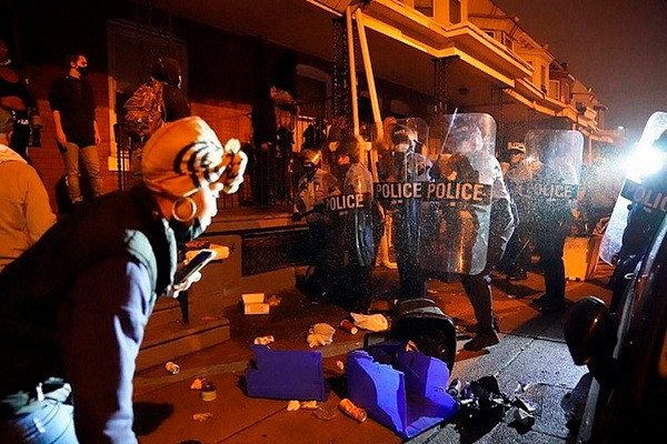 Biểu tình bạo lực tại thành phố Philadelphia, bang Pennsylvania, hôm 27/10, đã khiến khoảng 30 cảnh sát bị thương.