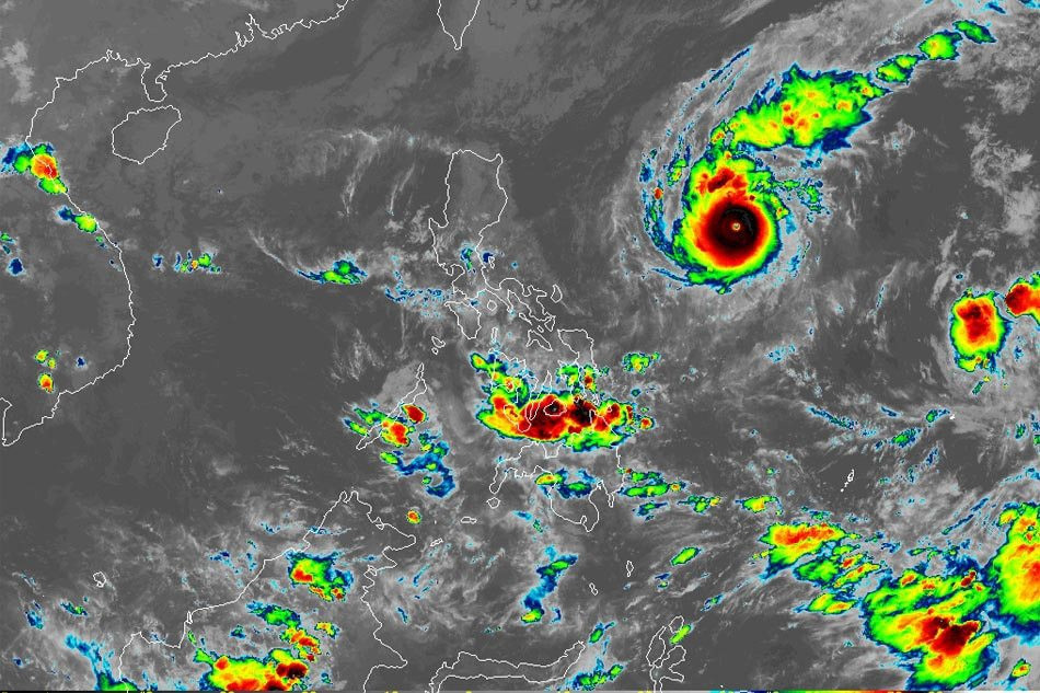 Theo dự báo của PAGASA, sau khi quét qua khu vực Nam Luzon và vùng đô thị Manila, cơn bão sẽ rời khỏi đảo chính Luzon của Philippines vào sáng 2/11. Các dự báo cho thấy một khi bão Goni đổ bộ vào đất liền, sức gió có thể đạt đến 185-205 km/h, theo PhilStar. Ảnh: Himawari-8.