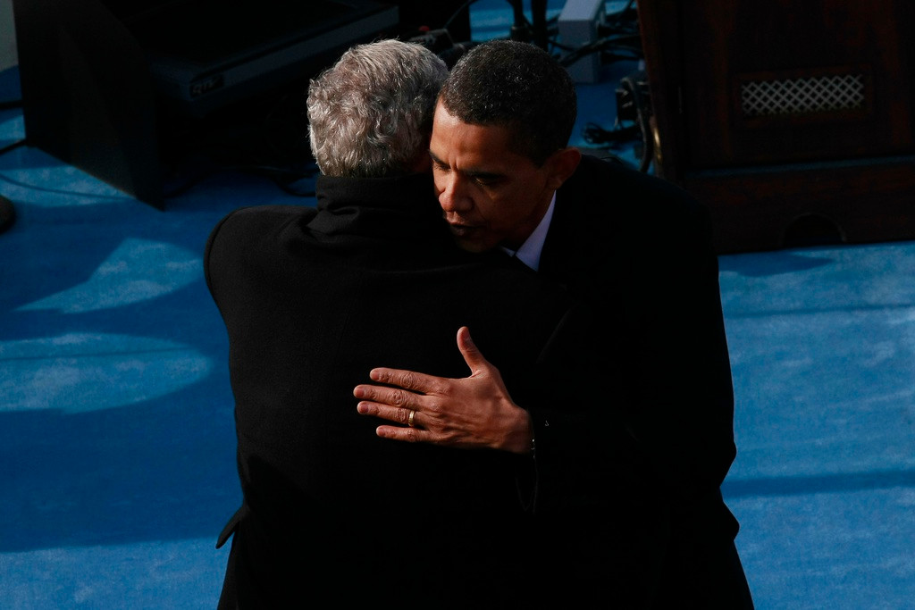 Sau lễ tuyên thệ, Tổng thống Barack Obama hộ tống cựu Tổng thống George W. Bush và cựu Phó Tổng thống Dick Cheney tới nơi họ làm lễ mãn nhiệm, trước khi dự tiệc trưa mừng nhậm chức tại Statuary Hall của tòa nhà Quốc hội. Ảnh: Getty.