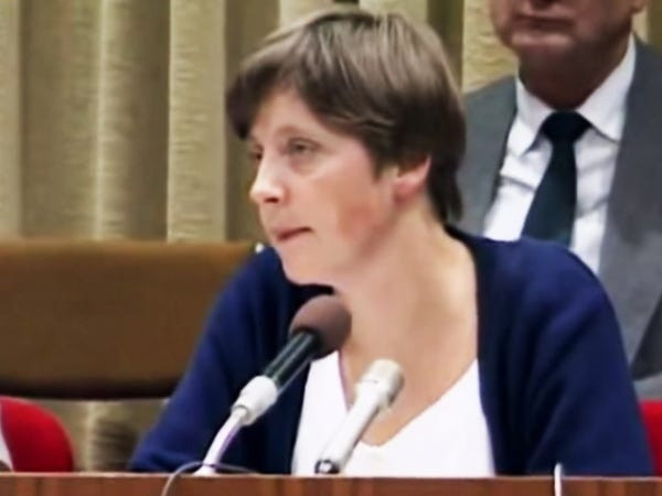 Khi Bức tường Berlin sụp đổ vào năm 1989, bà Merkel, với tấm bằng Tiến sĩ hóa học lượng tử, làm công việc nghiên cứu. Không lâu sau, bà rời bỏ nghiên cứu khoa học để gia nhập một nhóm chính trị mới thành lập trong khu phố của mình, lặng lẽ bắt đầu sự nghiệp chính trị. Ảnh: Business Insider.