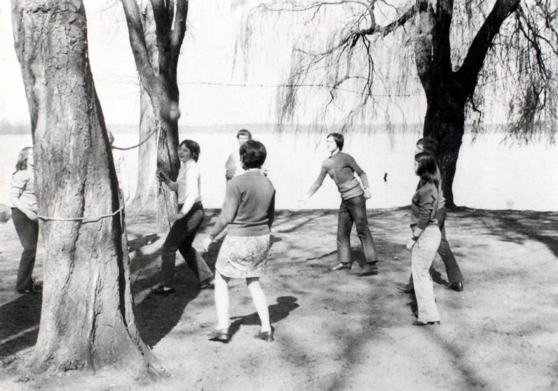 Angela Kasner chơi bóng chuyền cùng các bạn ở Wandlitz, gần Berlin, năm 1972. Ảnh: Time.