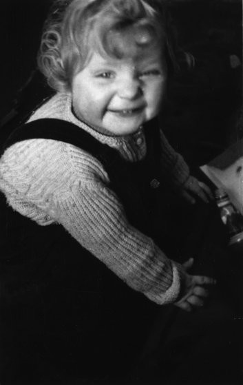 Nữ Thủ tướng Đức Angela Merkel (Angela Kasner) sinh năm 1954 tại Hamburg. Cha bà là một mục sư Tin lành, còn mẹ là giáo viên tiếng Anh và là thành viên Đảng Dân chủ Xã hội. Ảnh: Angela Merkel năm 1 tuổi rưỡi. Ảnh: Corbis.