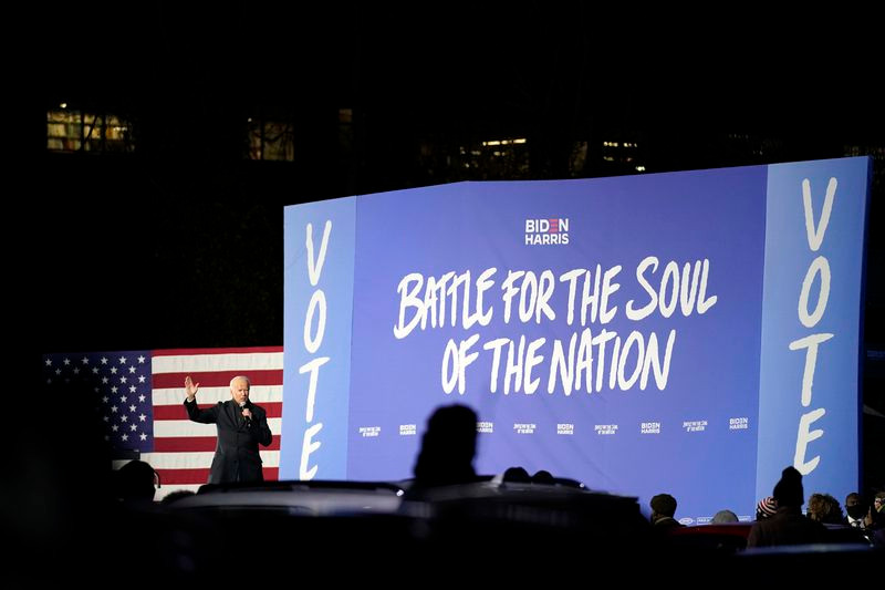 Trước khi cuộc bầu cử Mỹ chính thức diễn ra, cả Tổng thống đương nhiệm Donald Trump và đối thủ Joe Biden có lịch trình bận rộn vào ngày tranh cử cuối cùng tại các bang chiến địa Pennsylvania và Ohio.