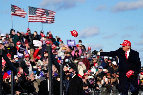Tổng thống Donald Trump cũng dành ngày vận động tranh cử cuối cùng ở Pennsylvania và một số bang chiến địa khác.