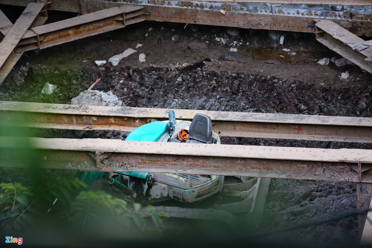 Chi tiết hiện trường tìm thấy quả bom nặng 340 kg tại Cửa Bắc - Hình 2 Chi tiet hien truong tim thay qua bom nang 340 kg tai Cua Bac-Hinh-2