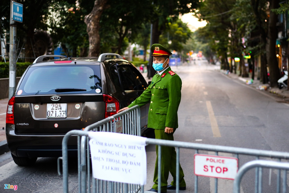 Chi tiết hiện trường tìm thấy quả bom nặng 340 kg tại Cửa Bắc - Hình 4 Chi tiet hien truong tim thay qua bom nang 340 kg tai Cua Bac-Hinh-4