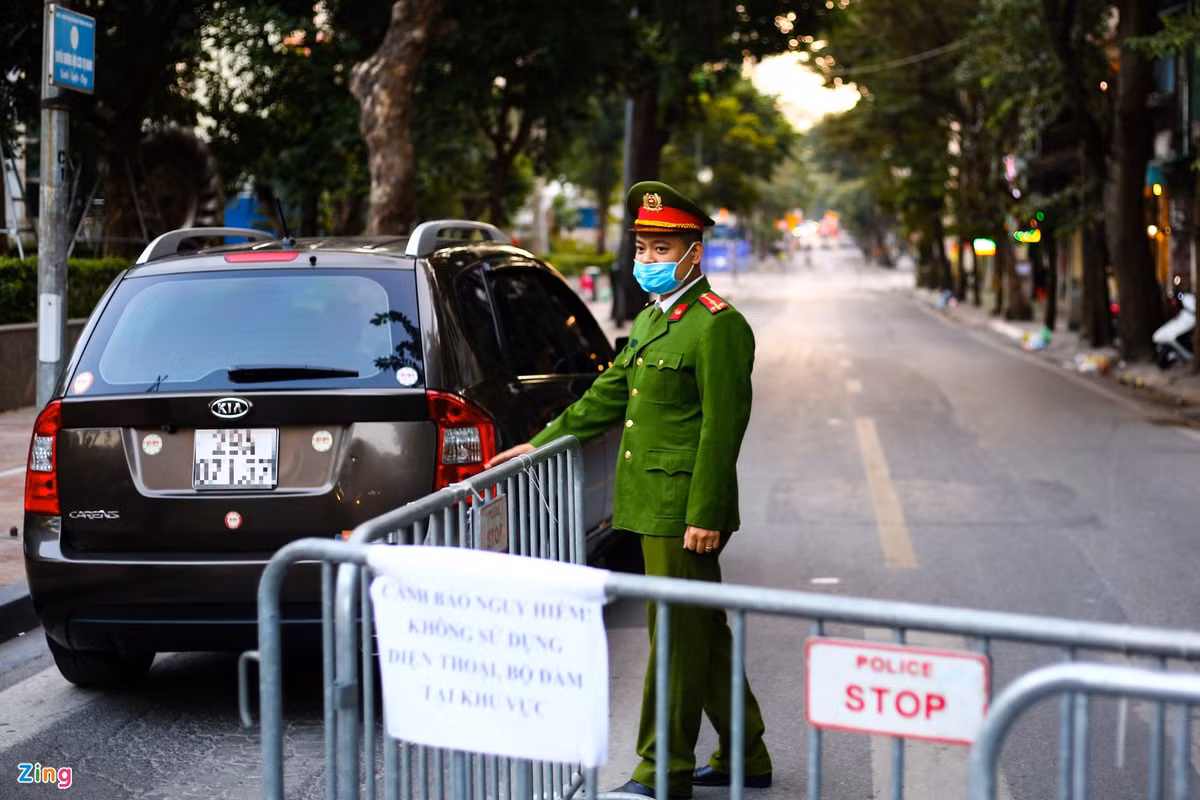 Chi tiet hien truong tim thay qua bom nang 340 kg tai Cua Bac-Hinh-4