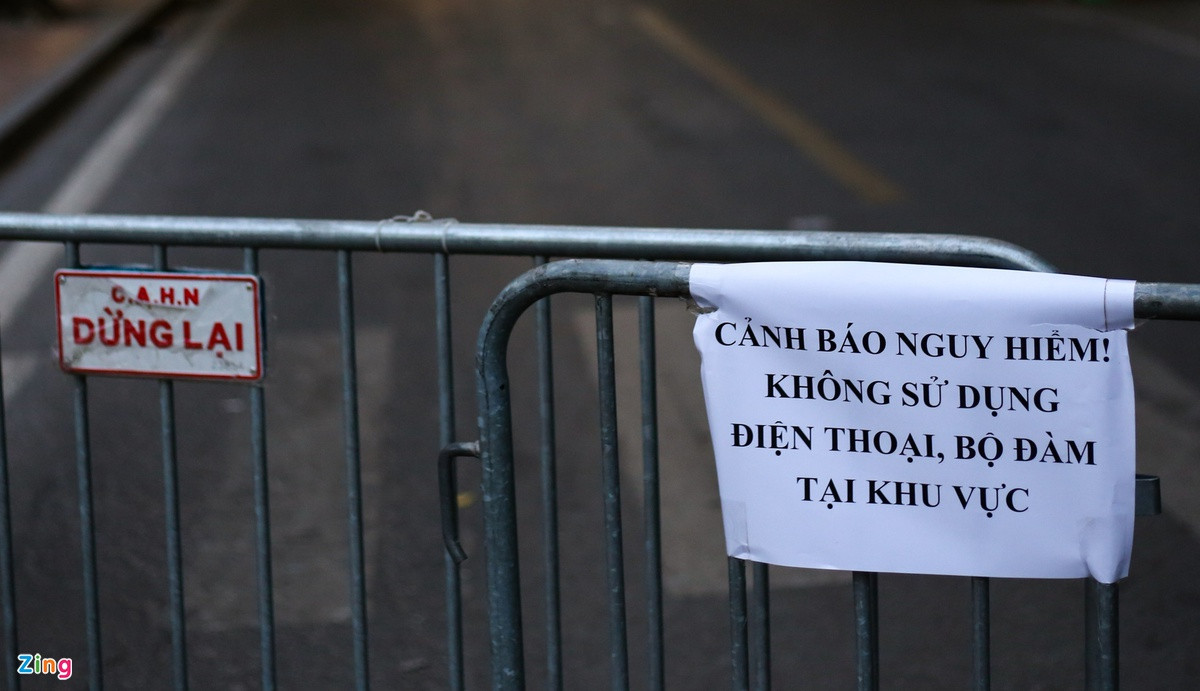 Chi tiết hiện trường tìm thấy quả bom nặng 340 kg tại Cửa Bắc - Hình 6 Chi tiet hien truong tim thay qua bom nang 340 kg tai Cua Bac-Hinh-6