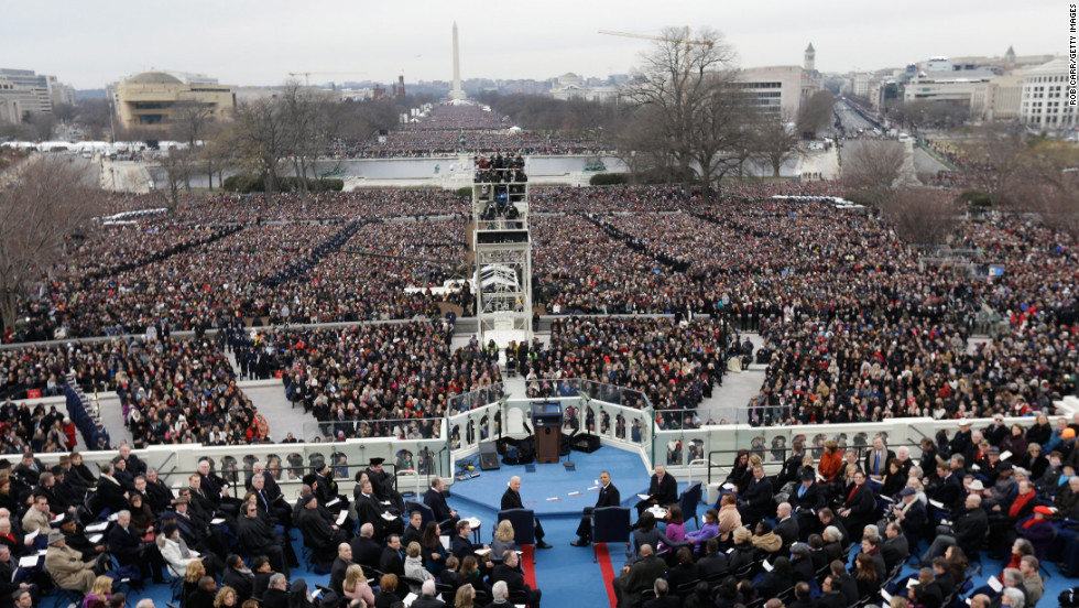 Tuy nhiên, theo truyền thống tại Mỹ, Tổng thống đắc cử sẽ nhậm chức tại Capitol Hill - trụ sở Quốc hội Mỹ - ở thủ đô Washington D.C trong một buổi lễ hoành tráng diễn ra vào gần trưa ngày 20/1 trước sự chứng kiến của đông đảo người dân. Ảnh: CNN.