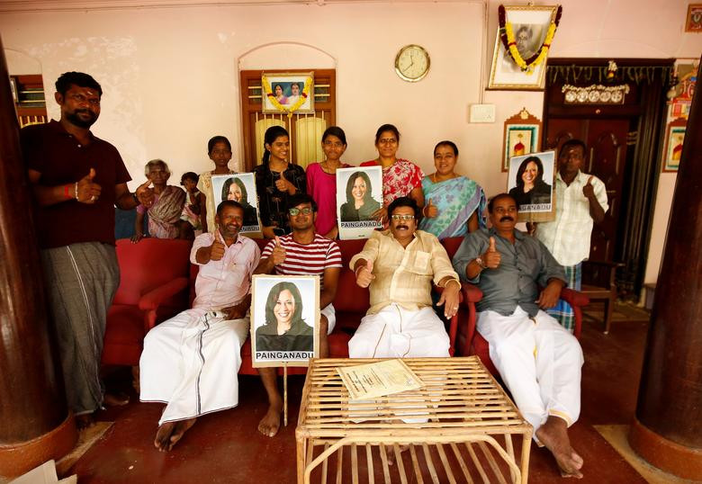 Một gia đình ở Painganadu chụp ảnh cầu mong bà Kamala Harris sẽ chiến thắng, hôm 6/11.