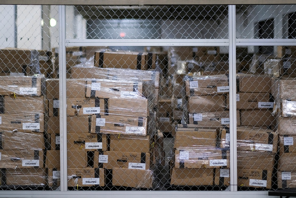 Phát hiện nói trên được công bố ngày 10/11 đã vấp phải nhiều sự chỉ trích và phẫn nộ từ các cử tri và làm dấy lên nghi vấn về kết quả bỏ phiếu. Ông Francisco Rosado, chủ tịch mới của Ủy ban Bầu cử Puerto Rico, cho biết những phiếu bầu được tìm thấy trong một nhà kho, và đổi lỗi cho những gì mà ông gọi là sự thiếu hụt kinh phí cũng như nhân lực phụ trách kiểm đếm số lượng phiếu bầu kỷ lục của năm nay. Ảnh: Reuters.