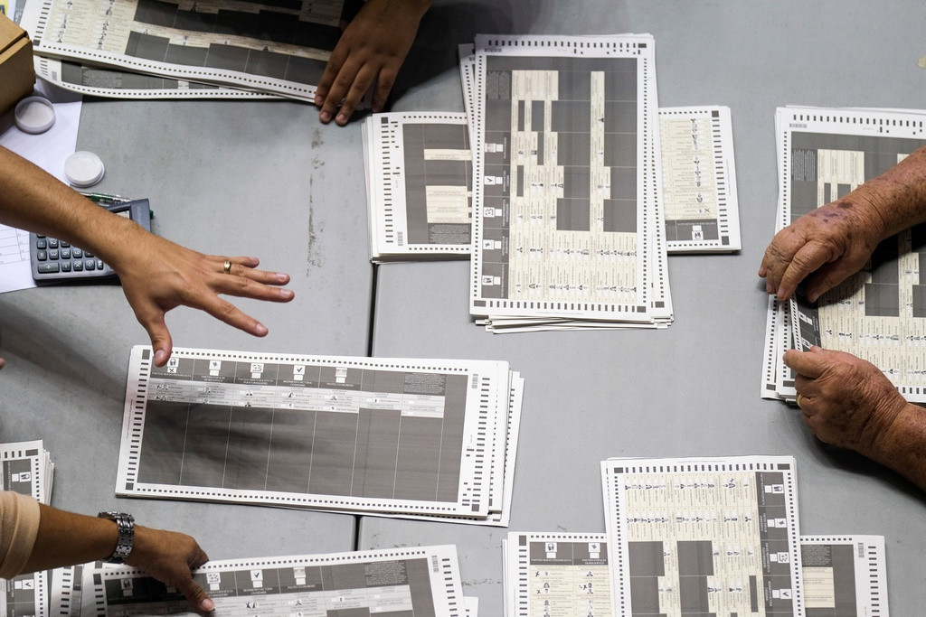 Nhiều lá phiếu trong những chiếc hộp mới được phát hiện đến từ các khu bầu cử khác nhau, được đặt lẫn lộn "không đúng chỗ, thiếu tổ chức", theo ông Rosado. Tuy nhiên, quan chức này nhấn mạnh rằng mọi phiếu bầu sẽ được kiểm đếm đầy đủ. Ảnh: Reuters.