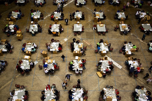 Một tuần sau khi người dân đi bỏ phiếu bầu thống đốc, thị trưởng và các nhà lập pháp, Puerto Rico phát hiện 126 vali chứa phiếu bầu chưa được kiểm đếm. Việc phát hiện hàng nghìn lá phiếu chưa được kiểm đếm có thể sẽ tác động sâu rộng tới kết quả cuộc bầu cử vừa qua ở Puerto Rico, đặc biệt là cuộc tranh cử thị trưởng San Juan - thủ phủ của hòn đảo. Giới chức thừa nhận những lá phiếu này cũng có thể thay đổi cục diện tại một số nơi khác ở Puerto Rico, khi kết quả bầu cử là rất sát sao. Ảnh: New York Times.