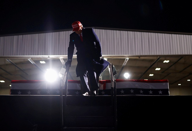 Trong suốt hôm 2/11, ông Trump chủ yếu đưa ra những lập luận tại sao ông cần được bầu cho nhiệm kỳ hai Tổng thống Mỹ, đồng thời đưa ra các cam kết rộng rãi khôi phục nền kinh tế lên đỉnh cao trước đây,...