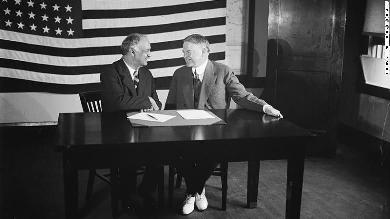 Theo CNN, năm 1928, ông Charles Curtis (trái), một nhà lập pháp người Mỹ bản địa và là thành viên của bộ lạc Kaw, được bầu làm Phó Tổng thống Mỹ dưới thời cựu Tổng thống Herbert Hoover (phải). Ảnh: CNN.