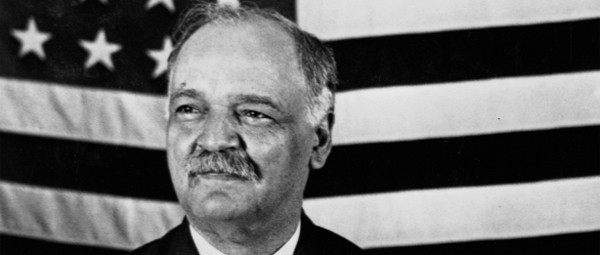 “Tôi đã nghe theo lời khuyên tuyệt vời của bà và sáng hôm sau khi các đoàn xe ngựa tiến về phía nam, tôi cưỡi ngựa và mang theo đồ đạc của mình, lên đường trở về Topeka, trường học. Không một người đàn ông hay cậu bé nào có thể nhận được một lời khuyên tốt hơn, đó là bước ngoặt trong cuộc đời tôi”, ông Curtis từng nói. Ảnh: BC.