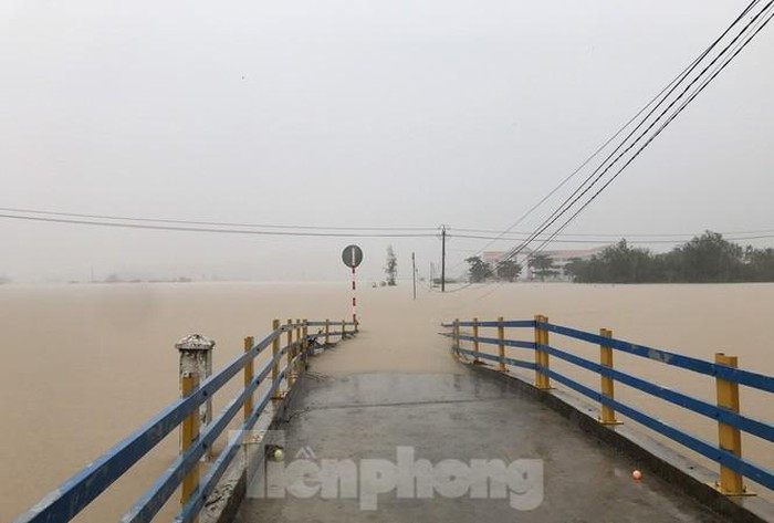 Nhieu noi o Khanh Hoa ngap lut sau bao so 12