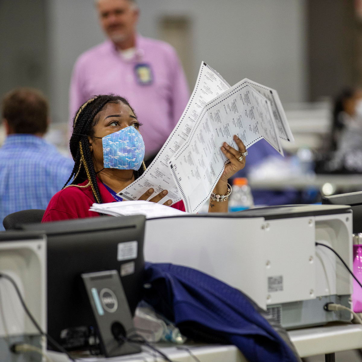 Cụ thể, hạt Walton phát hiện 284 lá phiếu không được cập nhật vào kết quả bầu cử Mỹ, trong đó có 176 phiếu bầu cho Tổng thống Trump và 108 phiếu bầu cho ông Joe Biden. Ảnh: AP.