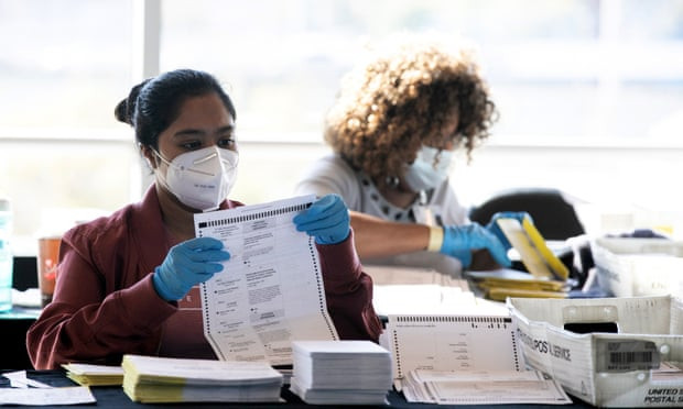 Sau khi những phiếu bầu bỏ sót được tính đến, chênh lệch giữa ông Biden và Tổng thống Trump hiện là khoảng 12.800 phiếu bầu ở Georgia. Ông Joe Biden vẫn dẫn trước Tổng thống Trump tại bang này. Ảnh: Getty.