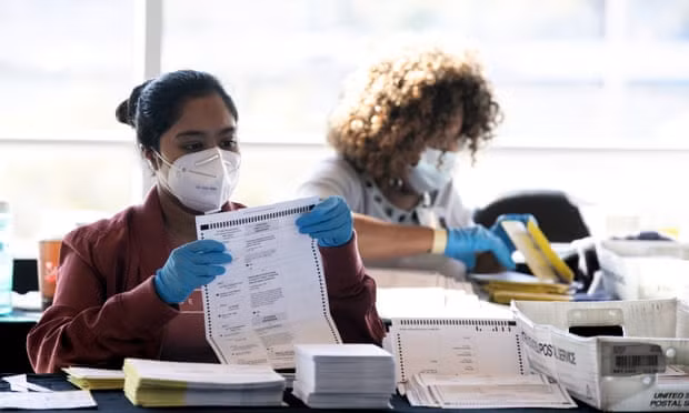 Sau khi những phiếu bầu bỏ sót được tính đến, chênh lệch giữa ông Biden và Tổng thống Trump hiện là khoảng 12.800 phiếu bầu ở Georgia. Ông Joe Biden vẫn dẫn trước Tổng thống Trump tại bang này. Ảnh: Getty.