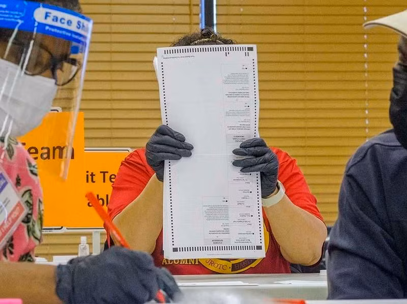 Tại hạt Douglas, giới chức phát hiện thẻ nhớ chứa 293 lá phiếu bị bỏ sót, trong đó có 156 phiếu bầu cho ông Biden và 128 phiếu bầu cho Tổng thống Mỹ đương nhiệm Donald Trump. Ảnh: NPR.