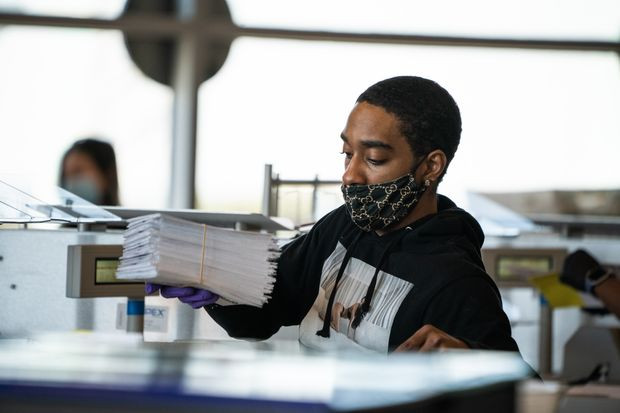 Ngày 16/11, qua việc kiểm phiếu bằng tay, chính quyền ở hạt Floyd, bang Georgia, cũng đã phát hiện hơn 2.500 lá phiếu chưa được tính. Ảnh: WSJ.