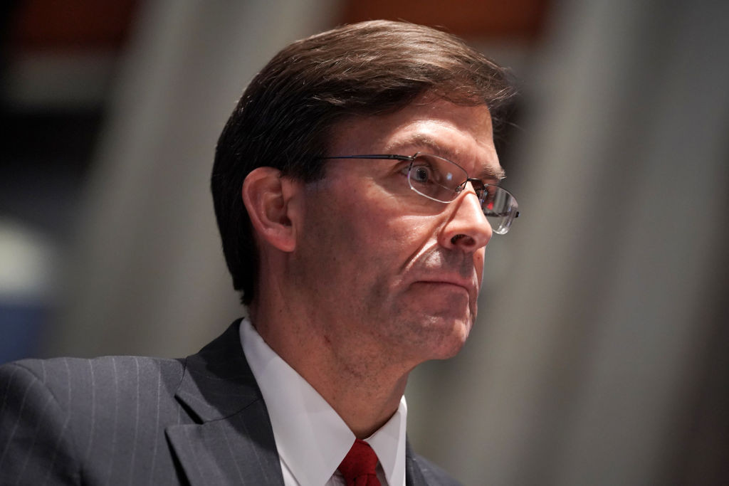 Bộ trưởng Mark Esper sinh ngày 26/4/1964 là một chính trị gia thuộc Đảng Cộng hoà Mỹ. Ông tốt nghiệp trường trung học Laurel Highlands năm 1982 và nhận bằng cử nhân của Học viện Quân sự Mỹ năm 1986. Ảnh: Time.