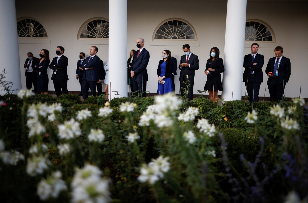 Nhân viên Nhà Trắng đứng theo dõi cuộc họp báo tại Vườn Hồng. Quá trình chuyển giao quyền lực tại số 1600 đại lộ Pennsylvania đang bị trì hoãn do ông Trump vẫn chưa chấp nhận thua cuộc. Ảnh: Reuters.