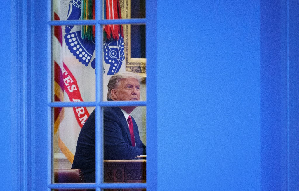 Ông trở về Phòng Bầu dục sau họp báo. Nếu không có gì thay đổi, nhiệm kỳ của ông sẽ kết thúc vào ngày 20/1, ngày nhậm chức của tân tổng thống. Ảnh: AFP.