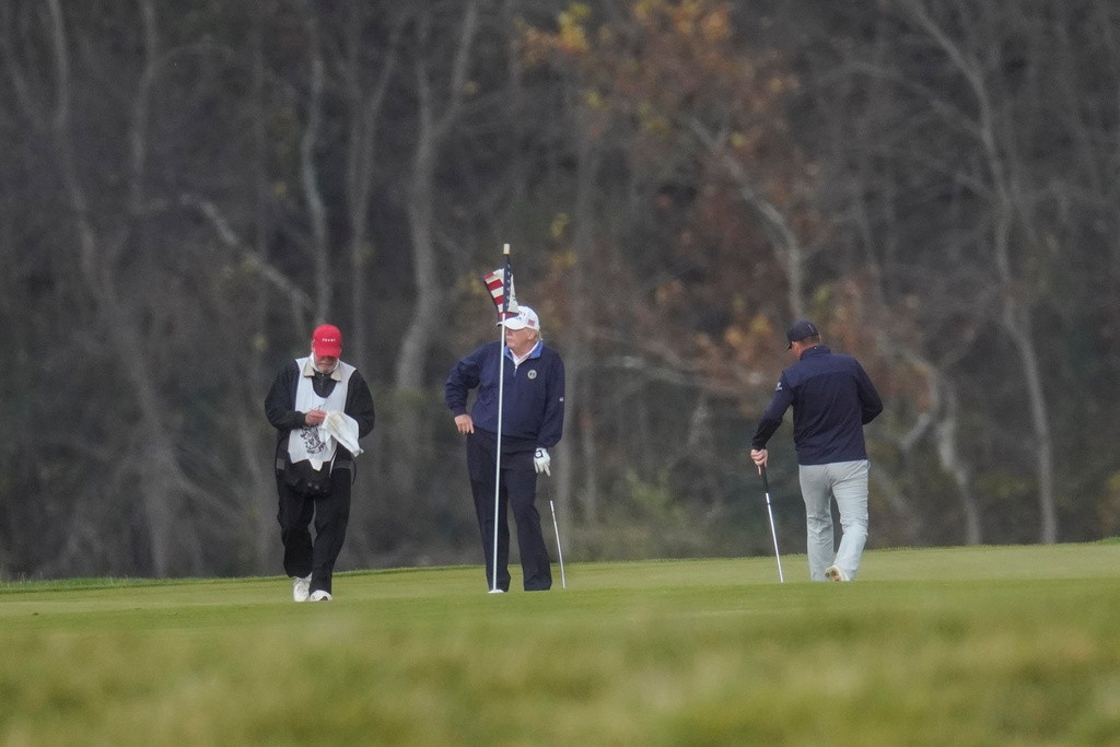 Ông Trump đã hạn chế xuất hiện trước công chúng Mỹ trong suốt tuần qua. Các buổi đánh golf ở Virginia là những lần hiếm hoi ông rời Nhà Trắng kể từ ngày bầu cử toàn quốc. Trước đó, ông đến Virginia vào ngày 3/11 để thăm đại bản doanh chiến dịch tranh cử. Ảnh: Reuters.