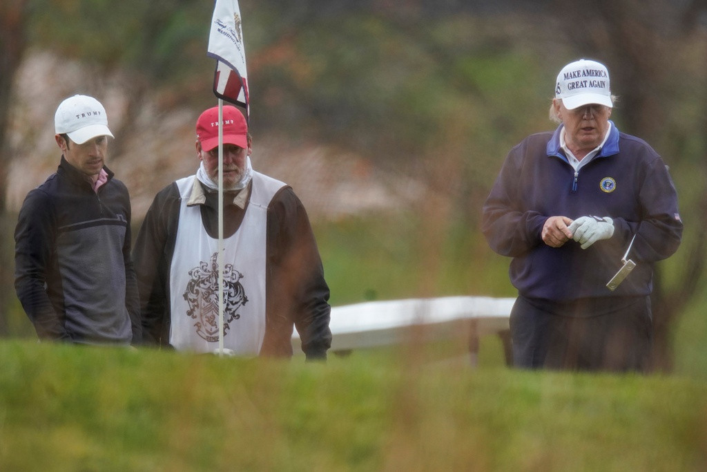 Tổng thống Trump cũng đến sân golf ở Sterling, Virginia, vào ngày 7/11. Ông rời Nhà Trắng khoảng nửa tiếng trước khi hàng loạt hãng tin Mỹ tuyên bố phần thắng cho cựu Phó tổng thống Joe Biden ở Pennsylvania, từ đó khẳng định ứng viên đảng Dân chủ đã trở thành tổng thống tân cử. Ảnh: Reuters.