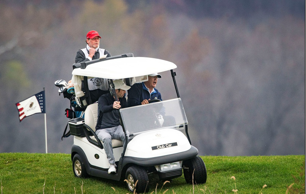 Ông Trump được bắt gặp tại sân golf Virginia không lâu sau khi bất ngờ viết trên Twitter rằng cựu Phó tổng thống Joe Biden "đã thắng" trong cuộc đua vào Nhà Trắng. Tuy nhiên, tổng thống Mỹ nhanh chóng tweet tiếp là ông không nhận thua và "chiến thắng" của ông Biden là do truyền thông đưa tin. Ảnh: Washington Post.