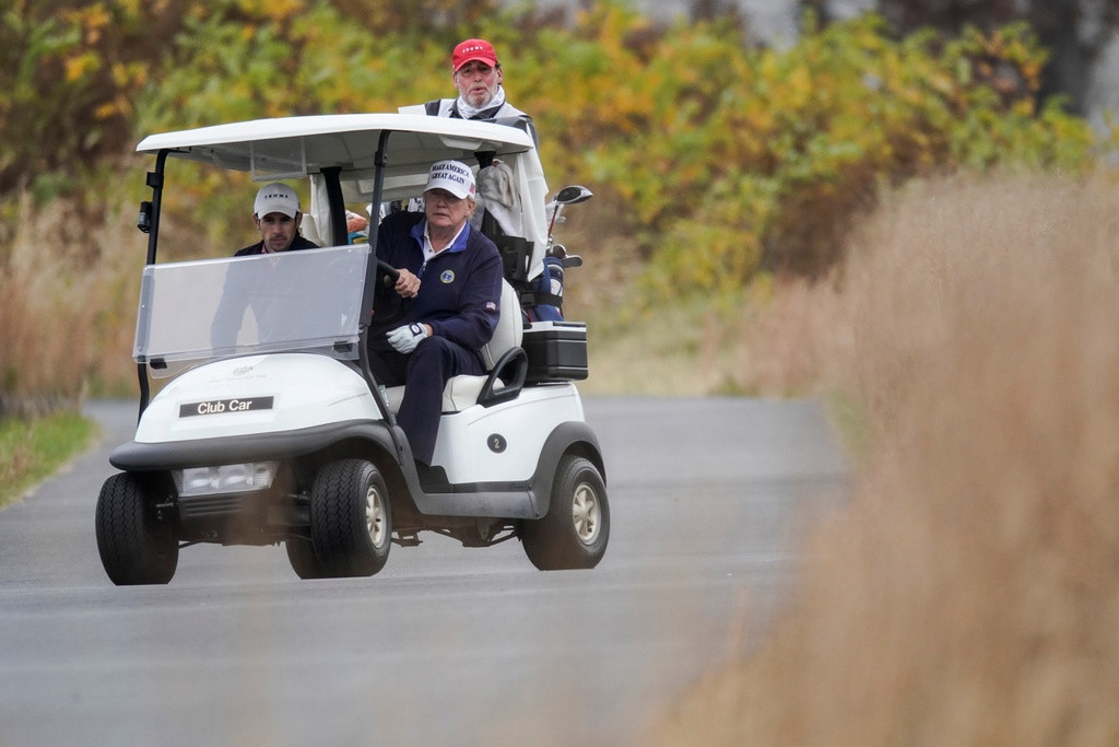 Tổng thống Trump đến sân golf 2 ngày liên tiếp vào cuối tuần qua. Trong khi đó, theo NBC, ông Joe Biden đi nhà thờ như thường lệ vào chủ nhật. Ảnh: Reuters.