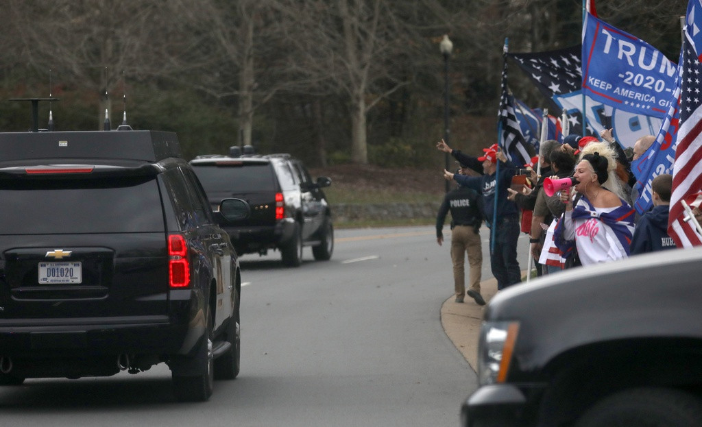 Đoàn xe của Tổng thống Trump tiến vào sân golf Trump International tại Potomac Falls, hạt Sterling, bang Virginia vào sáng 15/11. Người ủng hộ nhà lãnh đạo đón sẵn tại lối vào. Ảnh: Reuters.