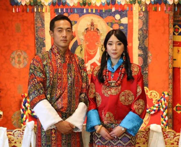 Ngày 29/10, các tài khoản mạng xã hội của vương thất Bhutan đồng loạt chia sẻ hình ảnh lễ thành hôn của Công chúa Ashi Eeuphelma Choden Wangchuck (sinh năm 1993) và bạn đời Dasho Thinlay Norbu (sinh năm 1992). Đặc biệt, công chúa là em gái của Quốc vương Bhutan, còn chồng cô lại là em trai của Vương hậu Jetsun Pema. Ảnh: Royal Office for Media Bhutan.