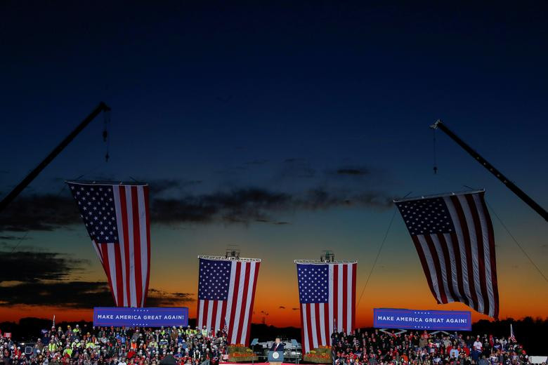 Bau cu Tong thong My: Ong Trump-Biden don luc chay dua truoc gio 