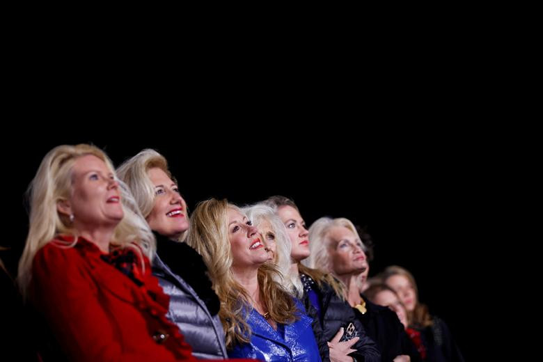 Có thể thấy, cuộc đua nước rút của Tổng thống Trump tại 5 tiểu bang vào ngày 1/11 trái ngược với các sự kiện tranh cử của ông một ngày trước đó, khi tất cả đều được tổ chức ở bang chiến địa Pennsylvania.