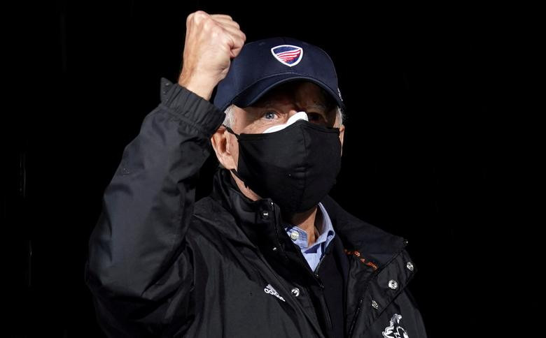 Ứng viên Biden đeo khẩu trang khi vận động tranh cử tại Philadelphia, bang Pennsylvania, hôm 1/11. Phát biểu tại Philadelphia chiều 1/11 (giờ địa phương), cựu Phó Tổng thống Biden đã chỉ trích cách Tổng thống Trump xử lý đại dịch COVID-19 và các vấn đề liên quan đến chủng tộc.