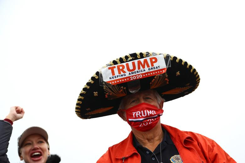 Người ủng hộ ông Trump tập trung tại sân bay Hickory ở Hickory, North Carolina, ngày 1/11.