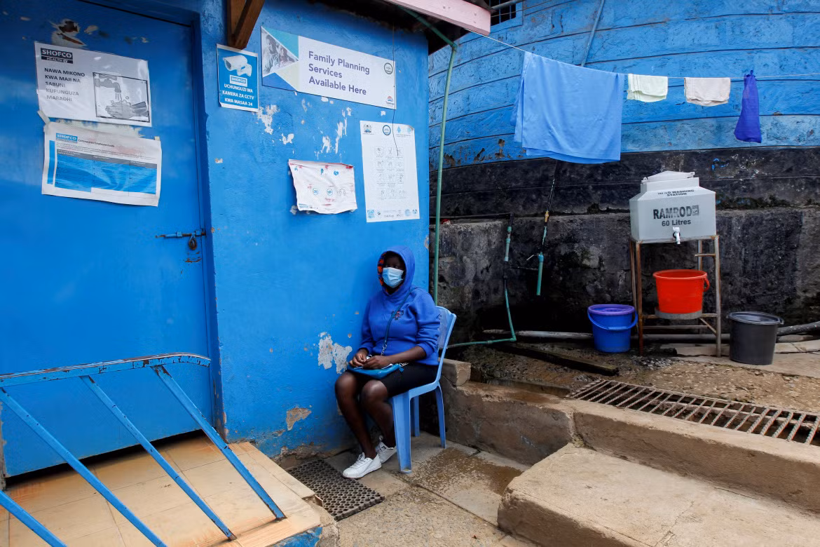 Theo Al Jazeera, nữ sinh 17 tuổi Jackline Bosibori đã khóc khi biết mình có thai. Còn mẹ của Bosibori, người đang phải một mình nuôi 6 đứa con, từng gục ngã trong ngôi nhà chỉ có một phòng ở thị trấn Kibera, vùng ngoại ô nghèo của thủ đô Nairobi. (Nguồn ảnh: Al Jazeera)