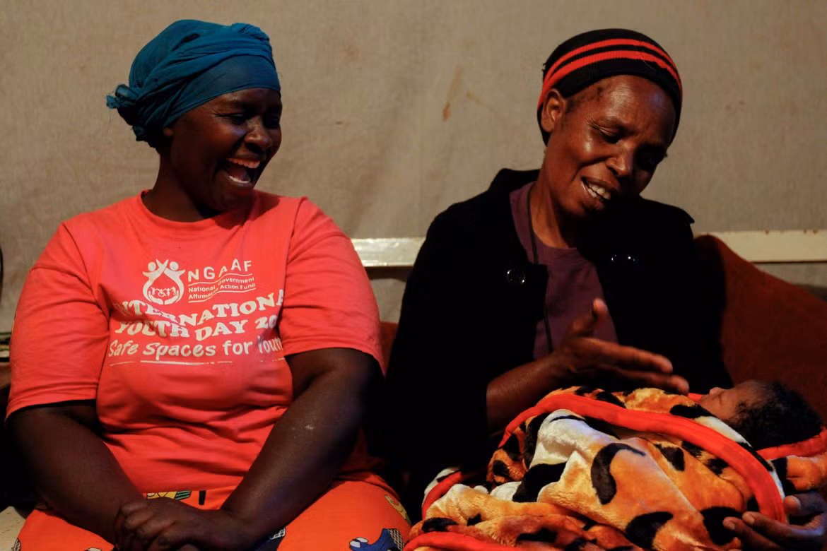 Ann, mẹ của Bosibori, cho biết, cô sẽ tìm cách chăm sóc cháu ngoại. "Con tôi cần phải trở lại trường học", cô nói.