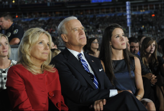 Chan dung co con gai tai sac nha ong Biden-Hinh-7